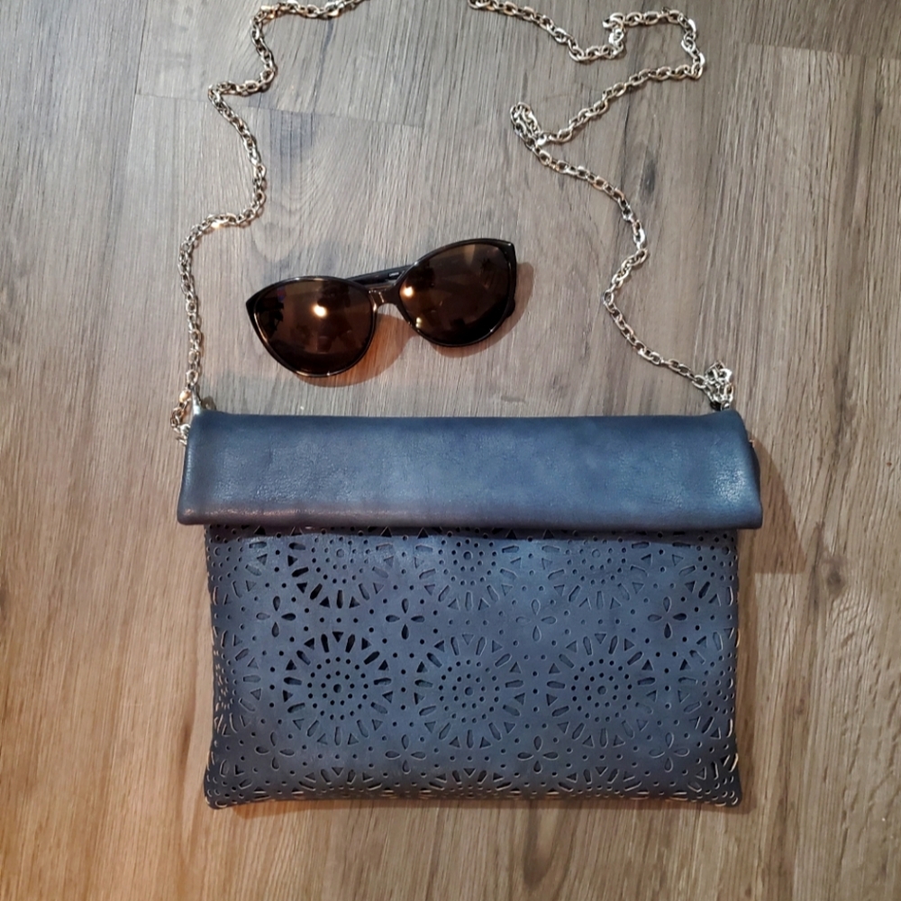 Clutch bag with detachable chain